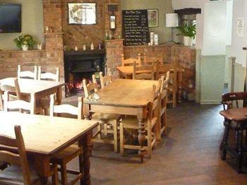 The Half Moon Inn Гуул Екстериор снимка